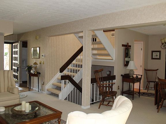 4th image of 481 Clubhouse Dr