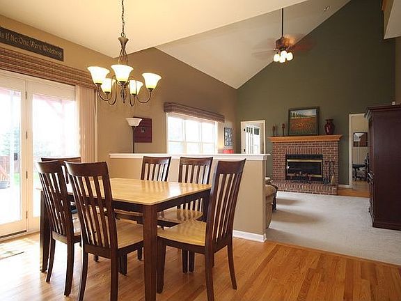 Eating Area open to Fam Rm