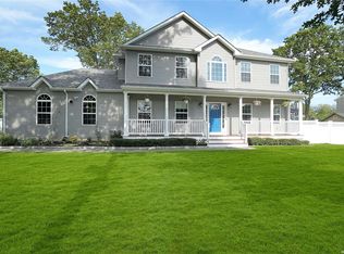 20 Locust Dr, Smithtown, NY 11767