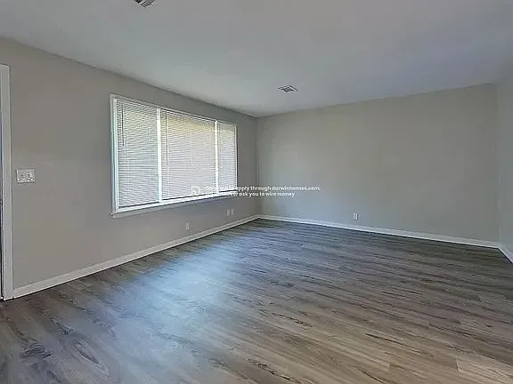 3 bed, 1.0 bath, 1116 sqft, $1,370 — Photo 2