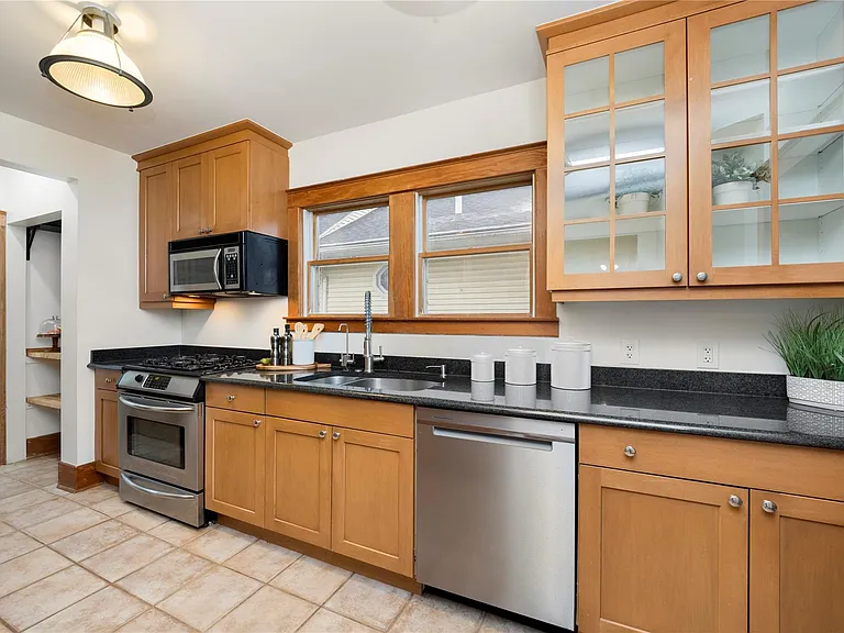 436 Park St — Photo 12