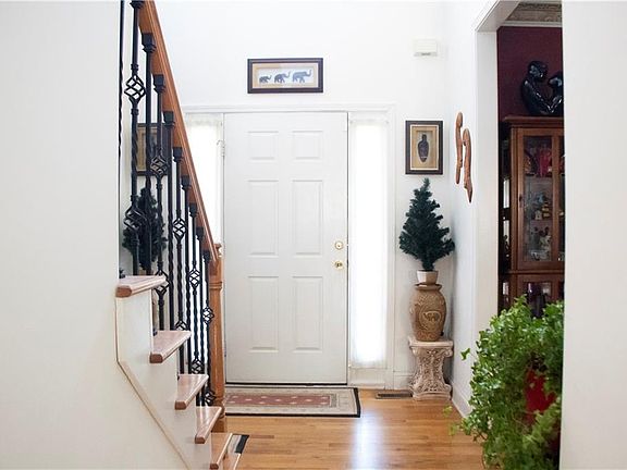 3rd image of 3889 Glenlake Dr