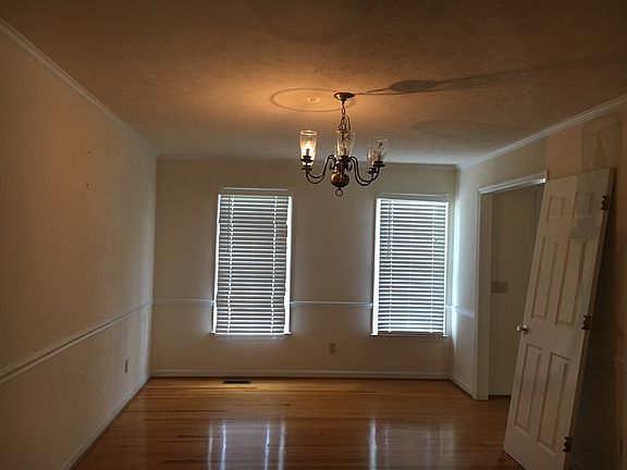 5th image of 100 Foxwood Dr
