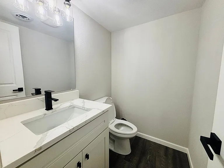 101 N Oak St #11 — Photo 6