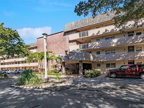 2nd image of 3725 NE 169th St APT 304