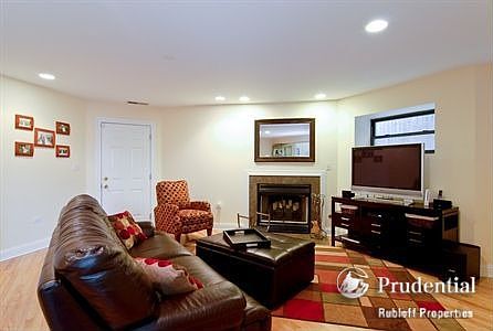 2nd image of 4872 N Kenmore Ave