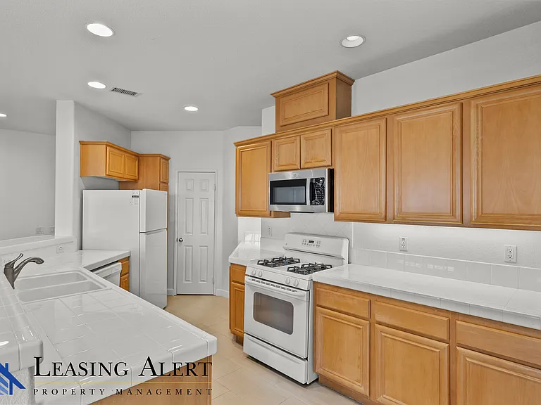24320 Lorenzo Ln — Photo 8