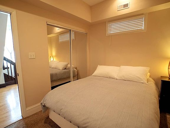 2nd image of 1916 W Roscoe St #2