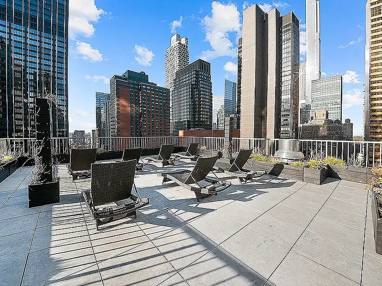 150 W 51st St #1709 — Photo 13