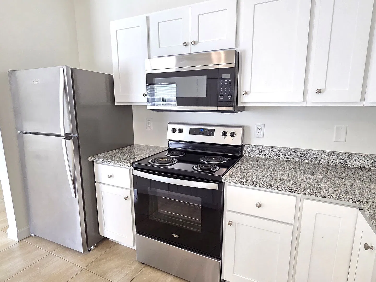 Beautiful Condo in Walkable Downtown Location~Granite~Tile Through Out — Photo 2