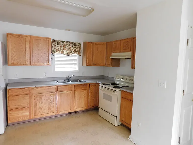 845 Jefferson Ave — Photo 3