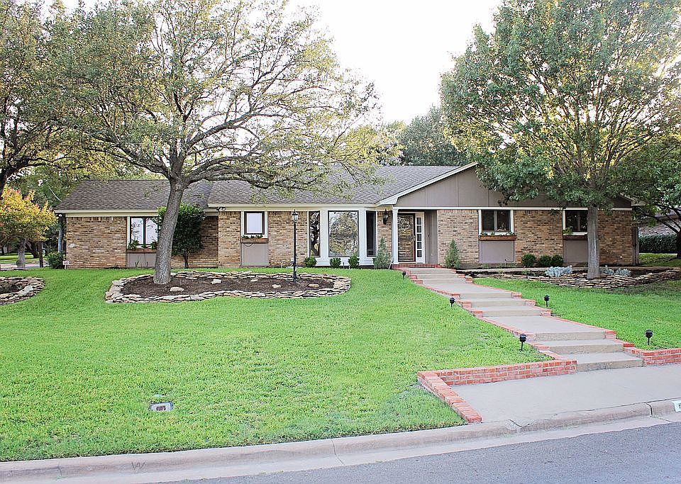 1st image of 900 Ivy Ann Dr
