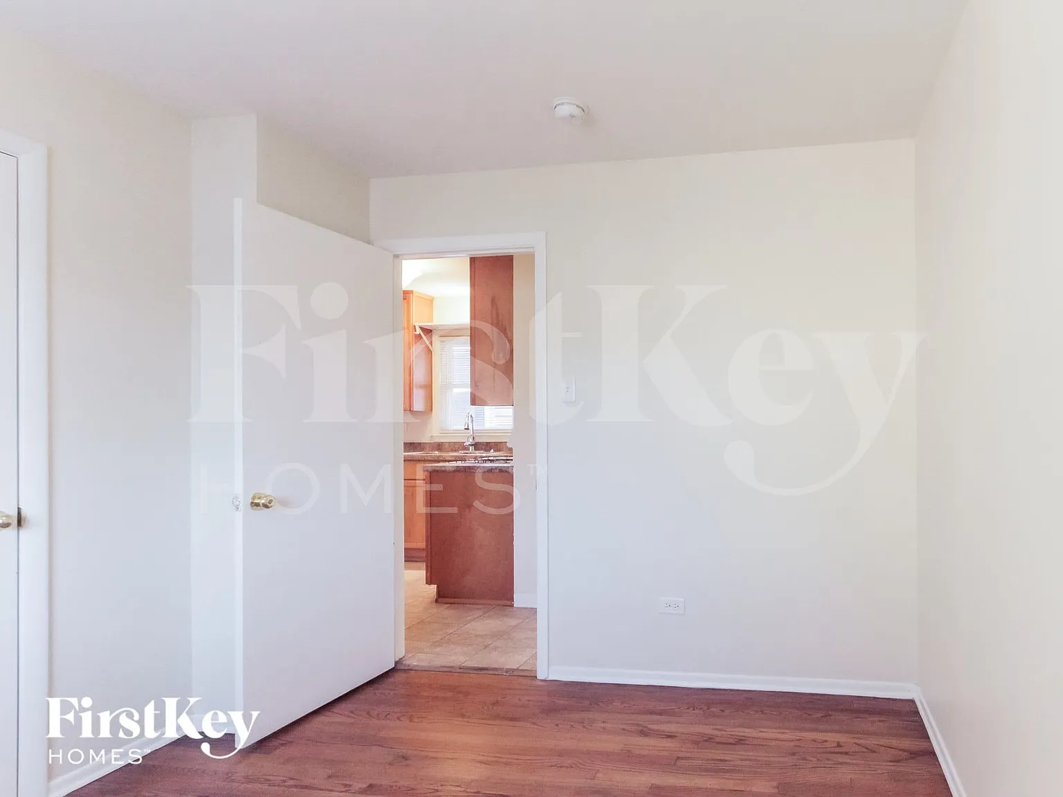 3 bed, 1.0 bath, 1200 sqft, $2,920 — Photo 4