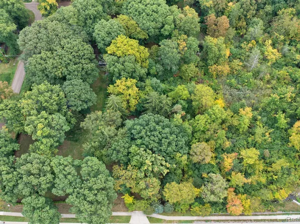 24680 Orchard Lake Rd, Farmington Hills, MI 48336