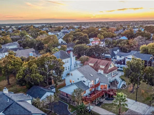 907 Juniper Rd, Clear Lake Shores, TX 77565