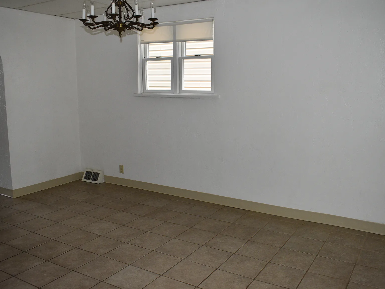 3 bed, 1374 sqft, $1,300 — Photo 3