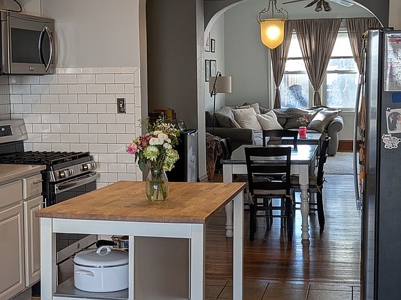 Open layout with separation between spaces