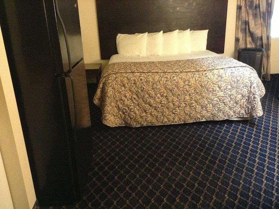 King Bed & Full Refrigerator