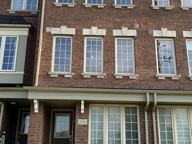 5241 Major Mackenzie Dr E — Photo 1