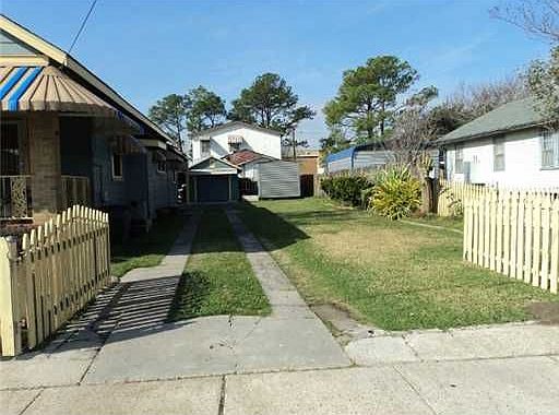 3rd image of 812 Avenue B