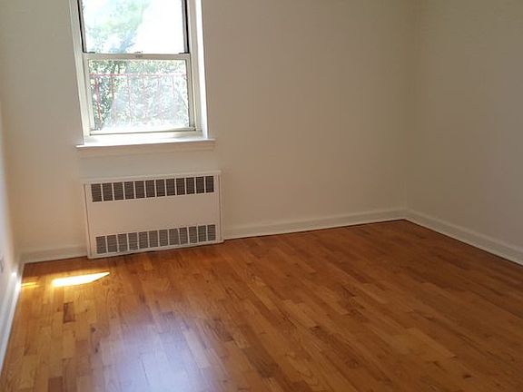 5th image of 13520 Hoover Ave APT 2J