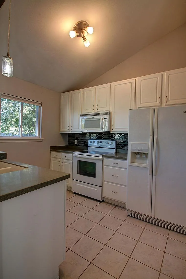 3 bed, 1280 sqft, $2,095 — Photo 1