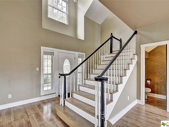 5th image of 818 Hillcrest Dr