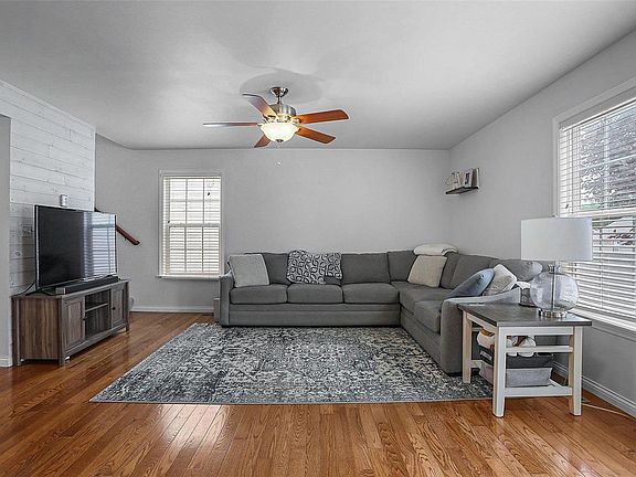 5th image of 24 Brookmoore Dr
