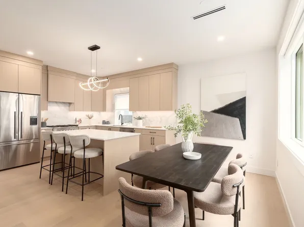 3633 Turner St #1, Vancouver, BC V5K 2E7