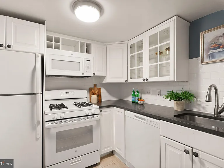 3039 Macomb St NW #2A — Photo 9