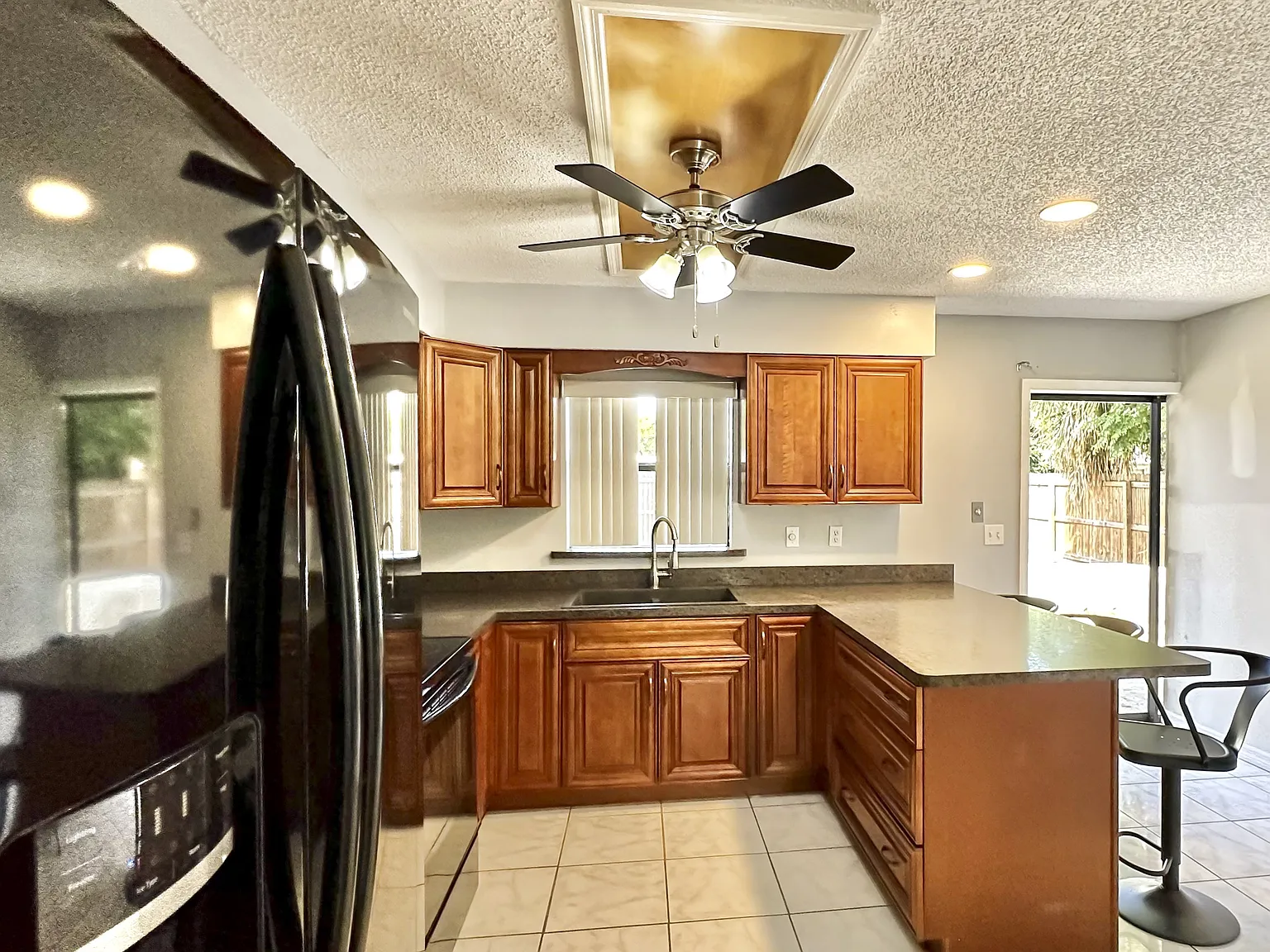 4 bed, 1.0 bath, 979 sqft, $780 — Photo 4