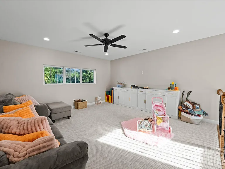 18047 Northport Dr — Photo 19