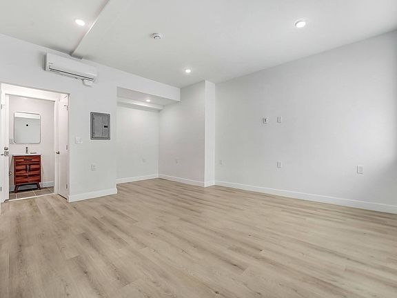 2nd image of 1939 Argyle Ave APT 1