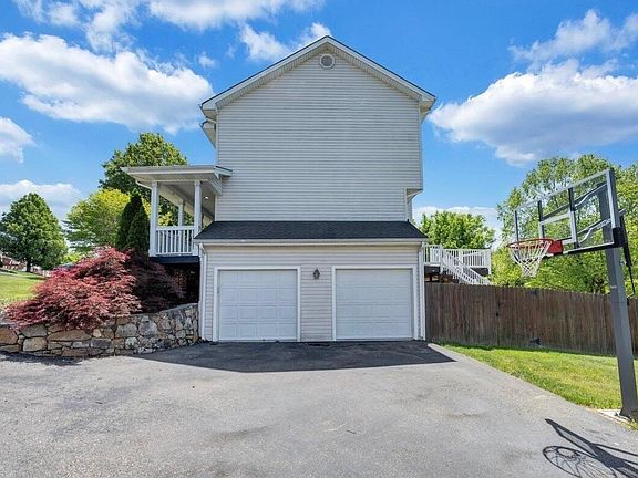 3rd image of 1733 Meadows Rd