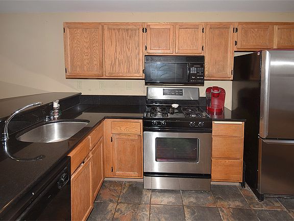 3rd image of 6 Hickory Ln