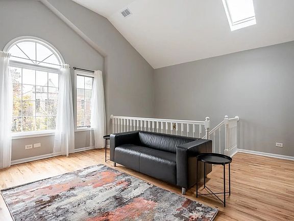 5th image of 1536 N Claremont Ave APT 3