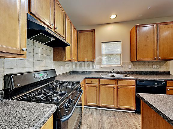 3rd image of 585 Creek Valley Ct