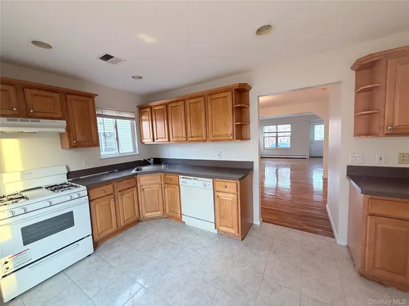 150 Jefferson Ave APT B, Mineola, NY 11501