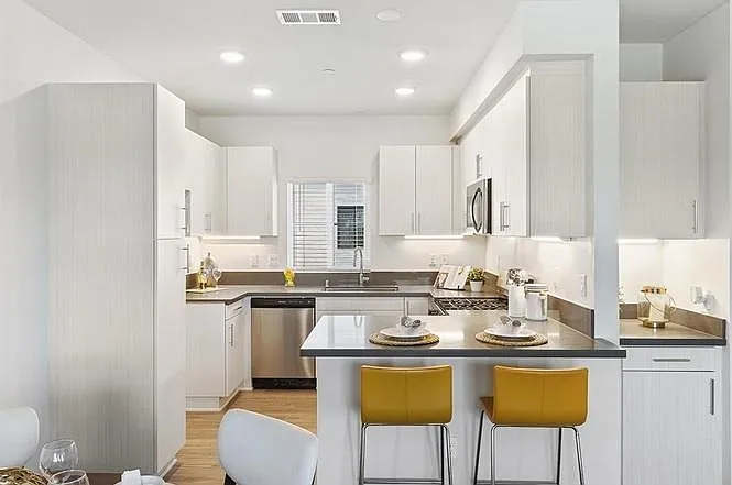3 bed, 2.5 bath, 1460 sqft, $3,400 — Photo 3