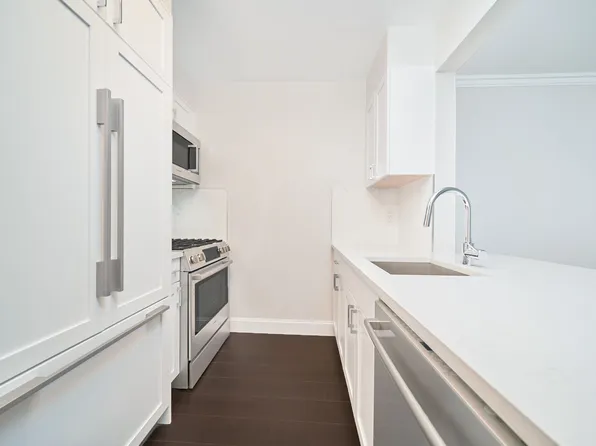 160 Riverside Boulevard image 4 of 11