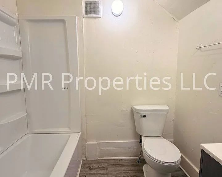 828 Avenue B — Photo 6
