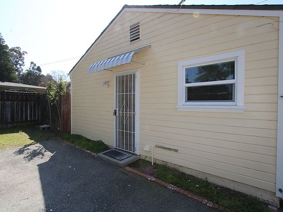 3rd image of 915 N University St #1/2