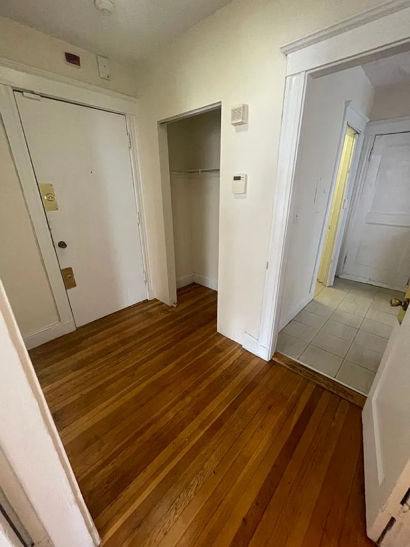 No Brokers Fee, One Month Rent-Free, Laundry on a Site — Photo 3