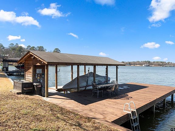 3rd image of 305 S Park Rd