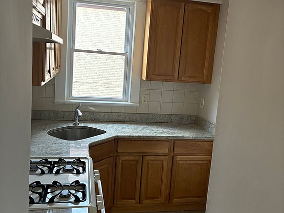 3rd image of 69 Kossuth St Floor 2