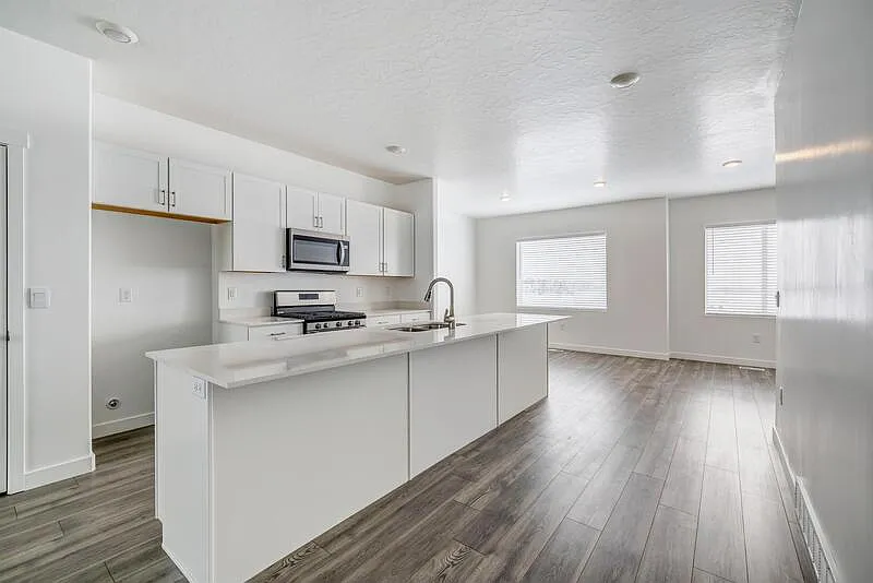 4 bed, 3.0 bath, 2100 sqft, $650 — Photo 4