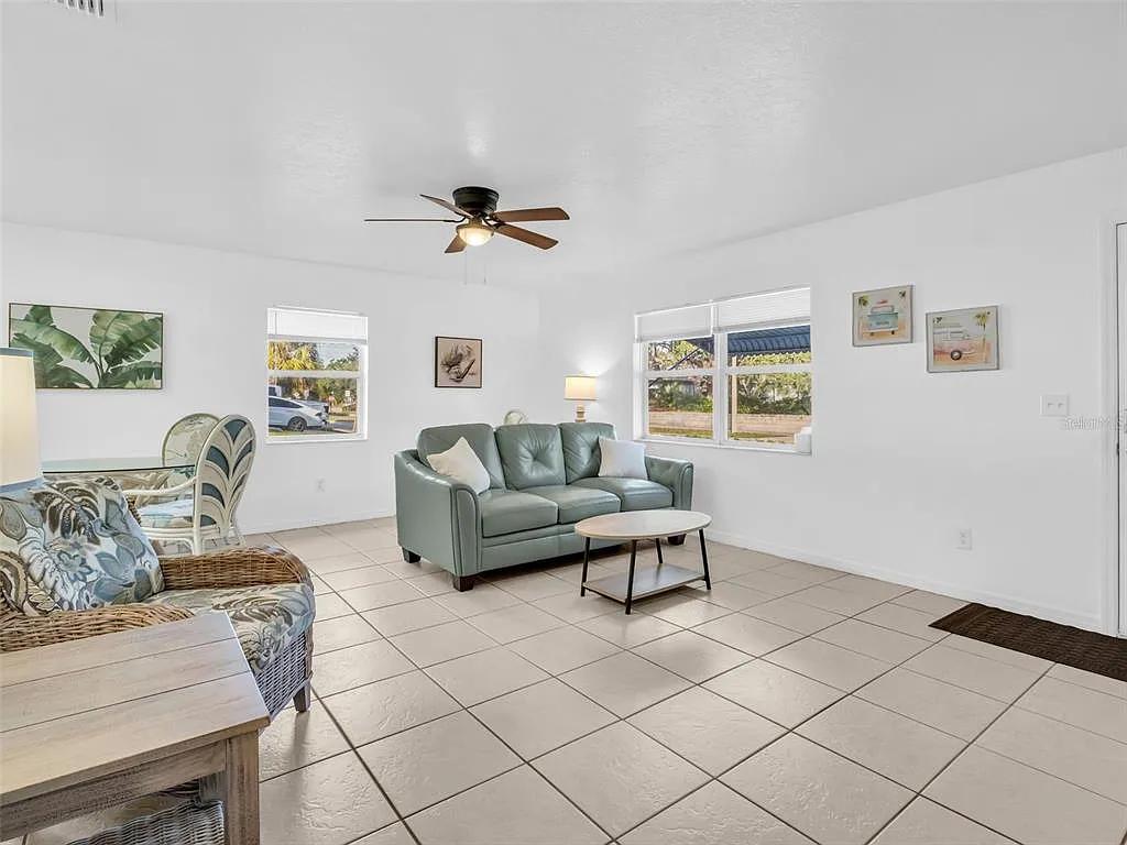 3 bed, 1.0 bath, 999 sqft, $3,000 — Photo 3