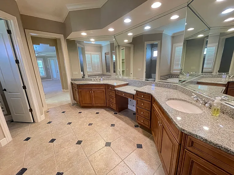 8122 Whitford Ct — Photo 12