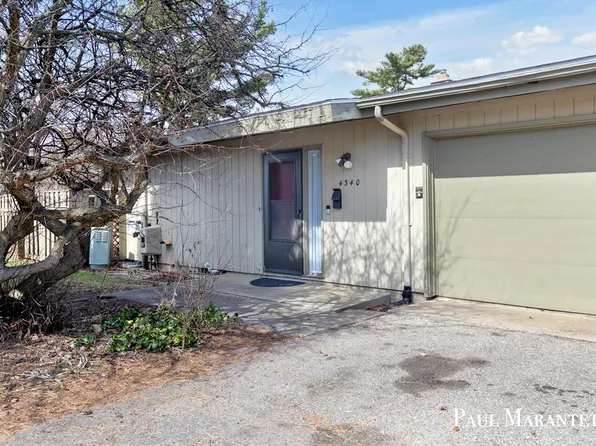 4340 Walnut Hills Dr SE, Kentwood, MI 49512