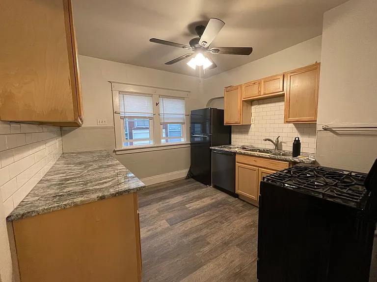 560 Linden Ave #1 — Photo 3